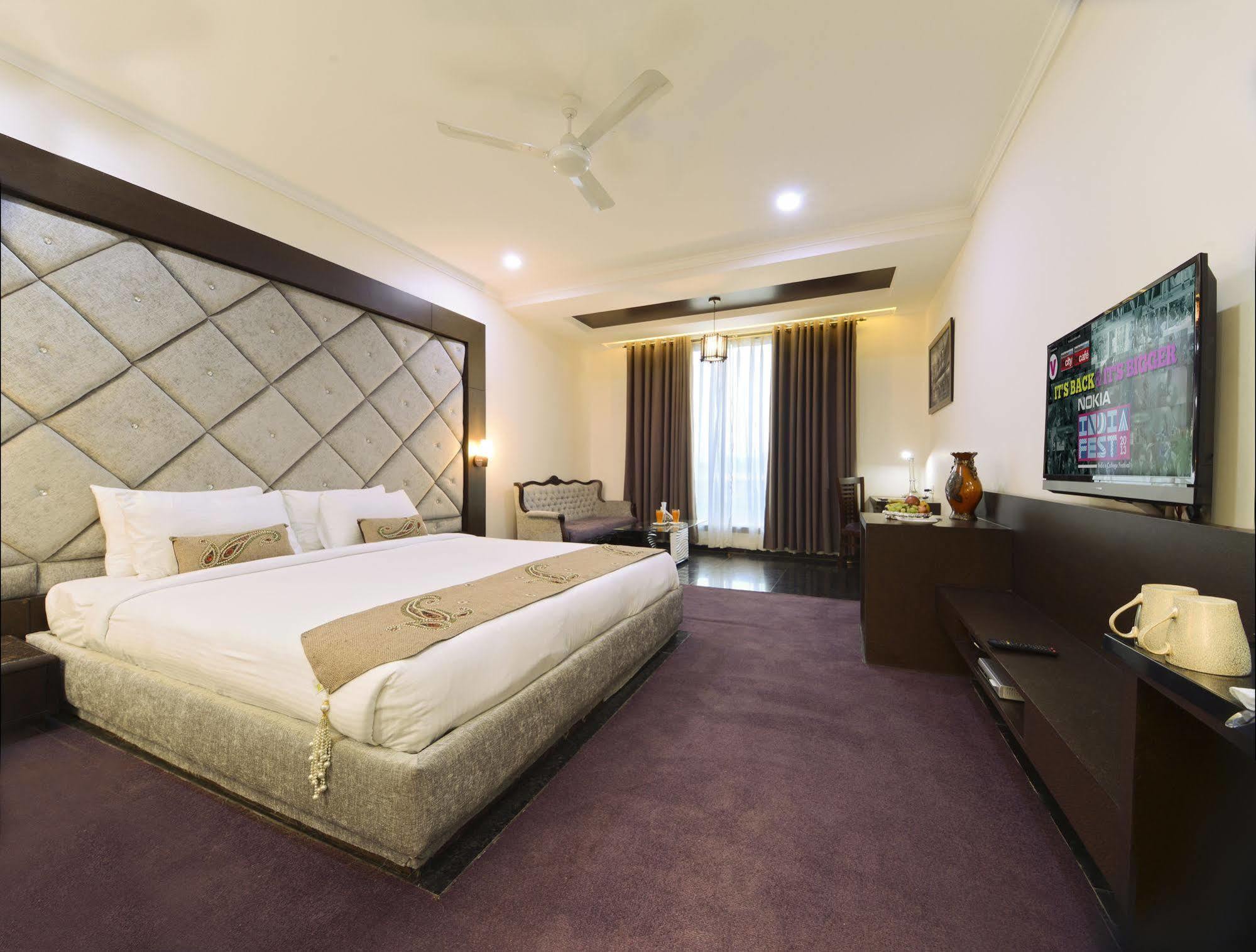 Hotel Crimson Palace Agra  Bagian luar foto