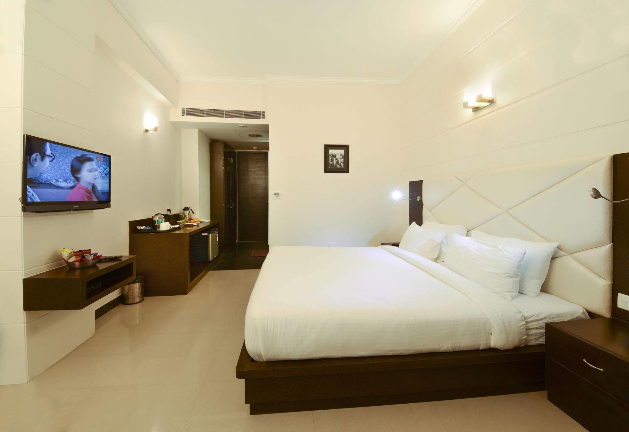 Hotel Crimson Palace Agra  Bagian luar foto